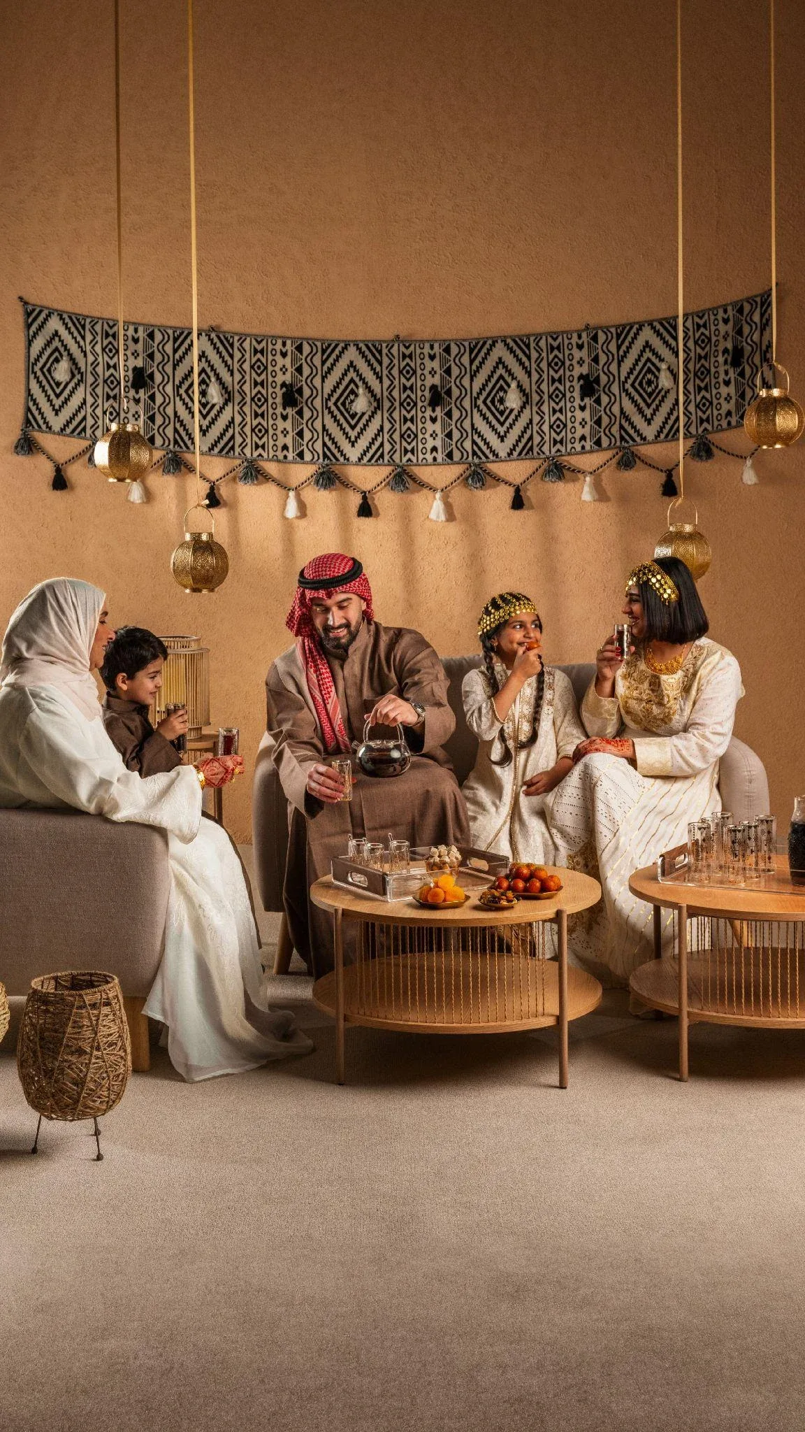 Istekanti: A gathering around the table, lifestyle photography